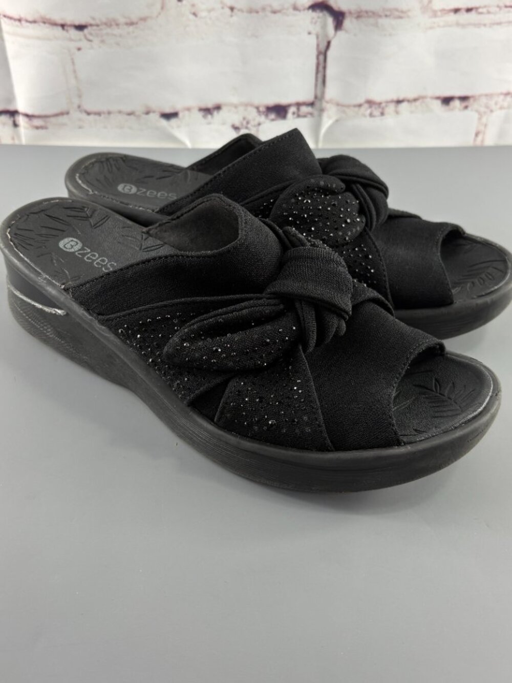 Bzees Black Smile Sandals 10M - Picture 2 of 5